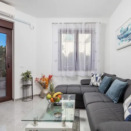 Isola With Terrace And Parking Apartment Rovinj