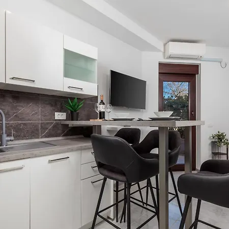 Isola With Terrace And Parking Apartment Rovinj