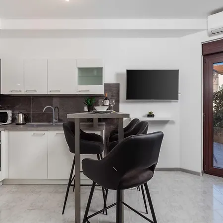 Apartman Isola With Terrace And Parking *